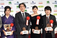 第43回報知映画賞表彰式の様子。左から内田也哉子、役所広司、篠原涼子、二宮和也。