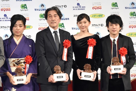 第43回報知映画賞表彰式の様子。左から内田也哉子、役所広司、篠原涼子、二宮和也。