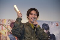 ペンライトを掲げる柳楽優弥。