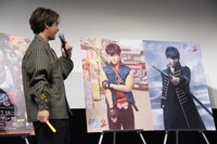 土方十四郎とトッシーのポスターを見比べる柳楽優弥。