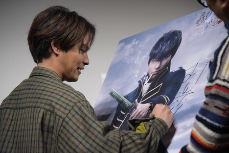 土方十四郎のポスターにサインをする柳楽優弥。
