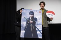 ペンライトをもらったファン（左）に土方十四郎のポスターをプレゼントした柳楽優弥（右）。