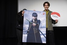 ペンライトをもらったファン（左）に土方十四郎のポスターをプレゼントした柳楽優弥（右）。