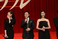 しどろもどろになる勝地涼（中央）。