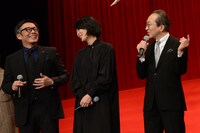 左から生瀬勝久、松たか子、小日向文世。