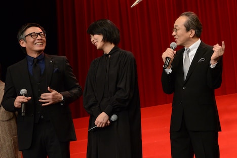 左から生瀬勝久、松たか子、小日向文世。