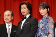 左から小日向文世、木村拓哉、長澤まさみ。