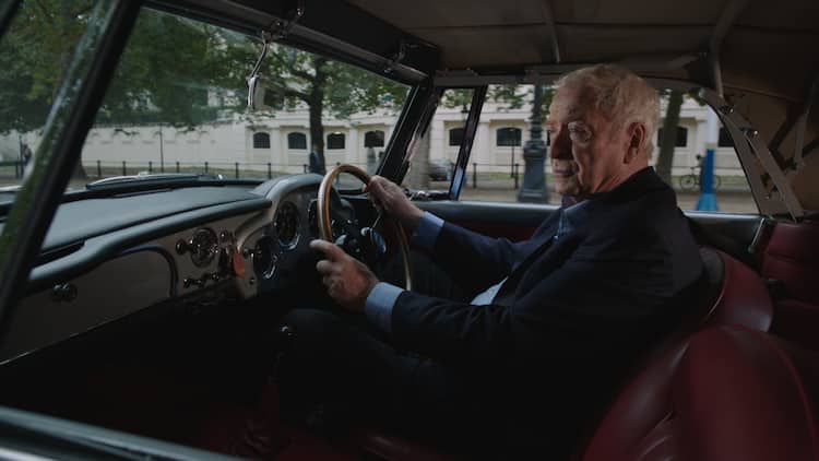 ミニミニ大作戦のリメイク マイケル ケインが車でロンドン疾走するメイキング コメントあり 映画ナタリー ミニミニ大作戦のリメイク マイケル ケインが車でロンドン疾走するメイキング コメントあり 映画ナタリー