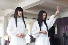 左から長澤まさみ演じるダー子、織田梨沙演じるモナコ。