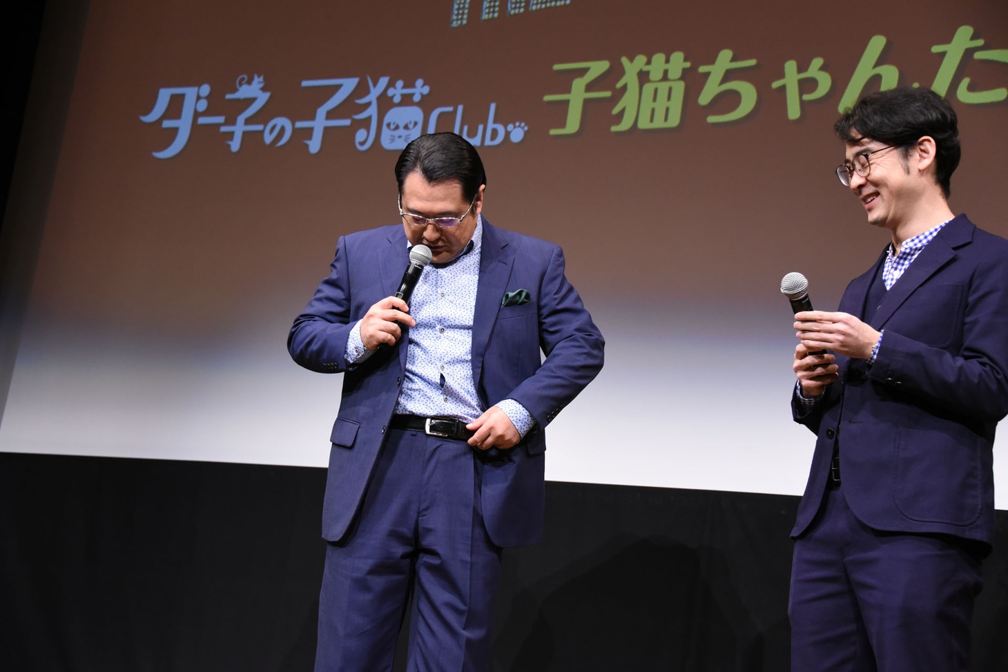 衣装がきつくなったことを気にする小手伸也（左）。