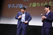 衣装がきつくなったことを気にする小手伸也(左)。