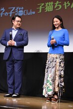 左から小手伸也、織田梨沙。