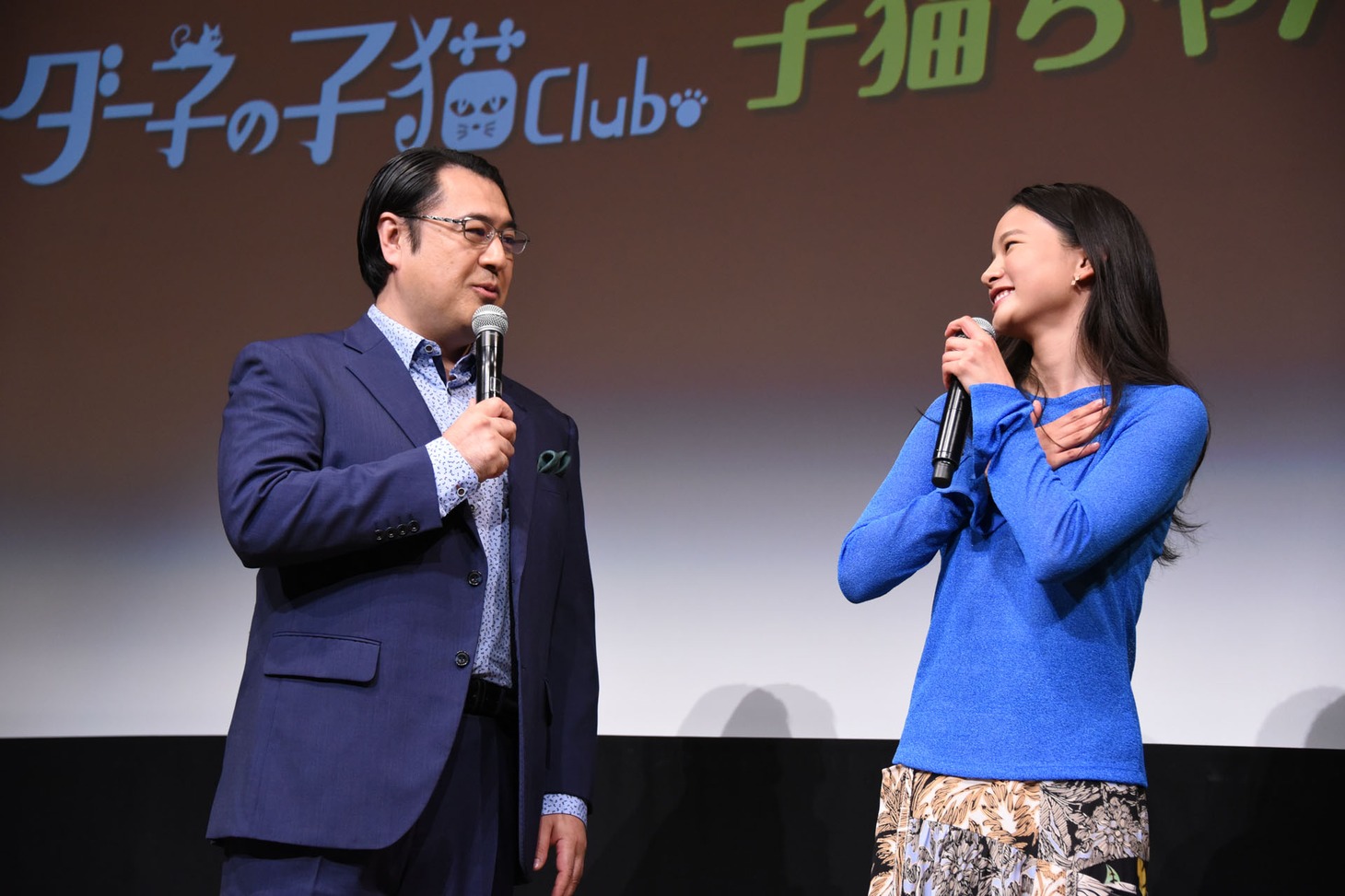左から小手伸也、織田梨沙。