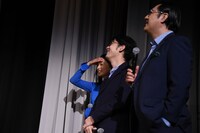 オーディション時の映像を観て照れる織田梨沙（左）。