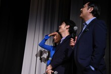 オーディション時の映像を観て照れる織田梨沙（左）。