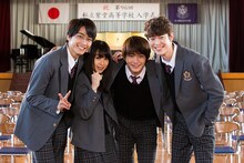 「僕の初恋をキミに捧ぐ」クランクイン時。左から佐藤寛太、桜井日奈子、野村周平、宮沢氷魚。