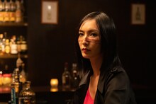 「シリーズ怪獣区 ギャラス」より、長澤奈央演じる“傷の女”。