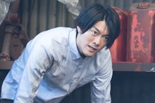 「シリーズ怪獣区 ギャラス」より、南圭介演じる大鷹隼人。