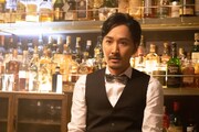 「シリーズ怪獣区 ギャラス」より、山本康平演じるバーのマスター。