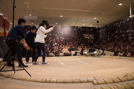 「『大相撲展』東京 Oh!SUMO EXHIBITION」内、VRコーナーの様子。
