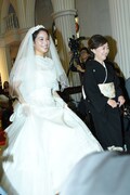 ヴァージンロードを通って入場する広瀬アリス（左）と浅田美代子（右）。