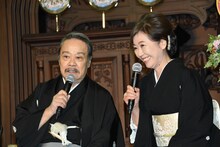 左から西田敏行、浅田美代子。