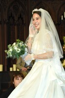 ブーケを持つ広瀬アリス。