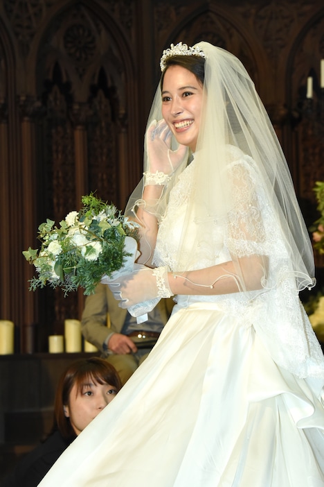 ブーケを持つ広瀬アリス。
