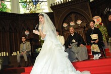 ブーケトスをした直後の広瀬アリス。