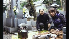 浅田美代子のプライベート写真。内田家の墓前で花見をする様子。