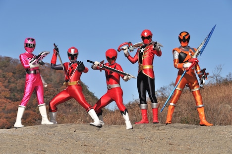 左からトッキュウ5号、アカニンジャー、ジュウオウイーグル、ゴーカイレッド、サソリオレンジ。