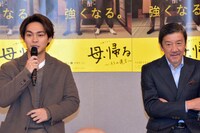 左から柳楽優弥、奥田瑛ニ