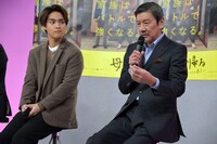 左から柳楽優弥、奥田瑛ニ。