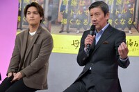 左から柳楽優弥、奥田瑛ニ。