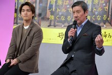 左から柳楽優弥、奥田瑛ニ。