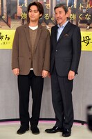 左から柳楽優弥、奥田瑛ニ。