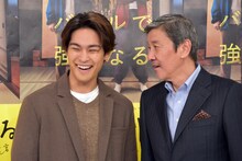 左から柳楽優弥、奥田瑛ニ。