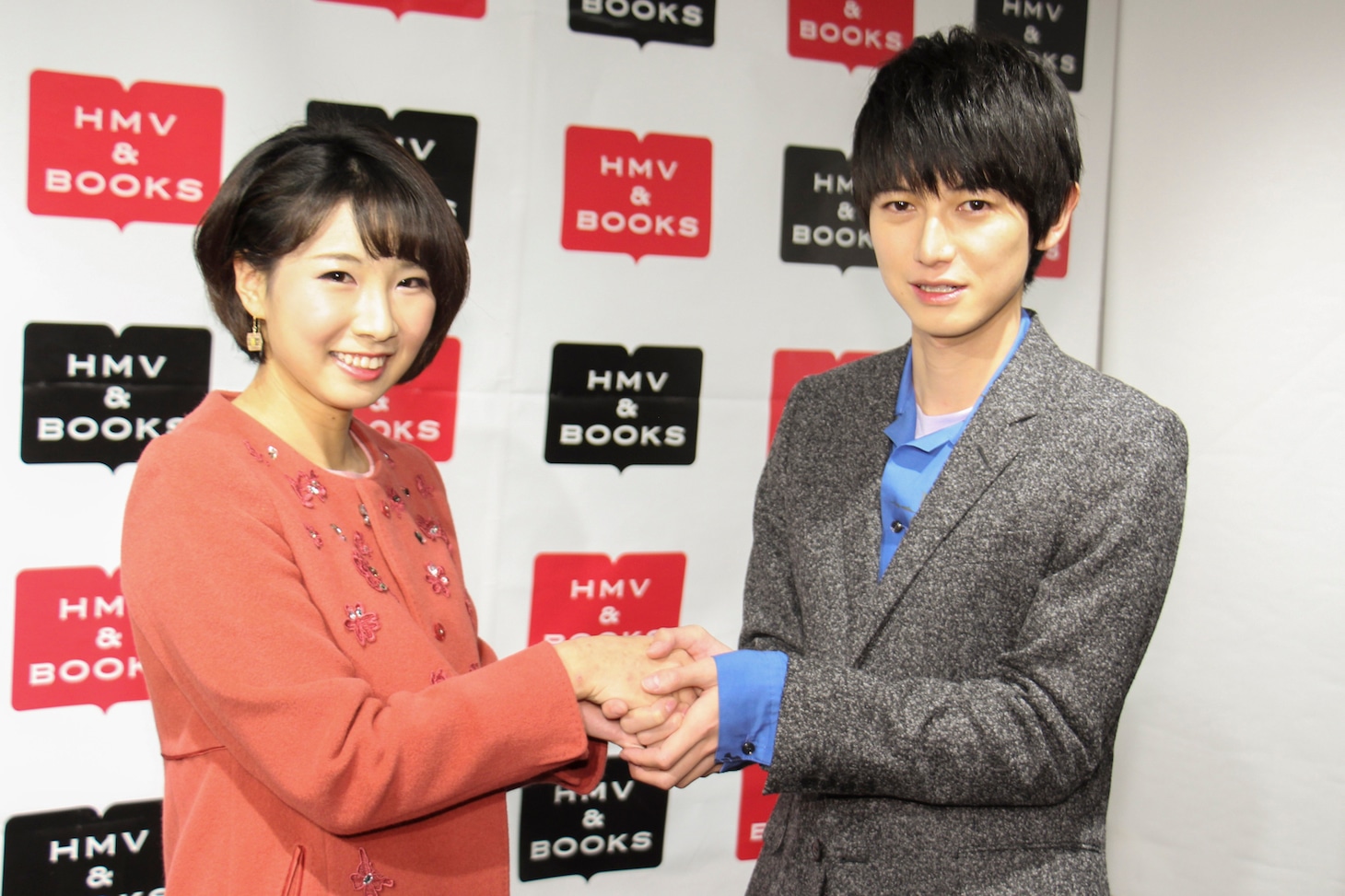 ファンと交流する本郷奏多（右）。