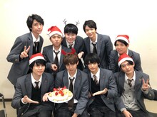 「3年A組―今から皆さんは、人質です―」のスペシャルクリスマスパーティ動画より。上段左から古川毅、若林時英、望月歩、鈴木仁、佐久本宝。下段左より萩原利久、片寄涼太、神尾楓珠、三船海斗。