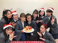 「3年A組―今から皆さんは、人質です―」のスペシャルクリスマスパーティ動画より。左上から時計回りに箭内夢菜、富田望生、川栄李奈、今田美桜、横田真悠、福原遥、日比美思、堀田真由、秋田汐梨。