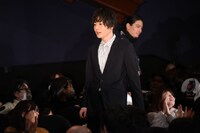 客席通路を通って登壇する犬飼貴丈（手前）。