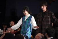 客席通路を通って登壇する高田夏帆（手前）と武田航平（奥）。