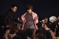 客席通路を通って登壇する奥野壮（手前）。