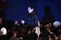 客席通路を通って登壇する押田岳。