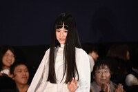 客席通路を通って登壇する大幡しえり。