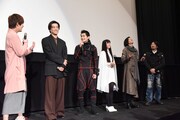 映画のタイトルを2度も噛んでしまった渡邊圭祐（右から2番目）。