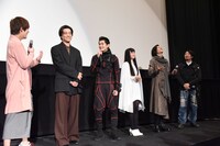 映画のタイトルを2度も噛んでしまった渡邊圭祐（右から2番目）。