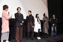 映画のタイトルを2度も噛んでしまった渡邊圭祐（右から2番目）。