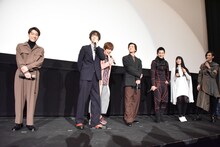 ジオウチームの会話に参加する犬飼貴丈（左から2番目）。