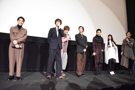 ジオウチームの会話に参加する犬飼貴丈（左から2番目）。